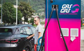 Ricarica per l’auto elettrica, come funziona il modello green della startup GasGas