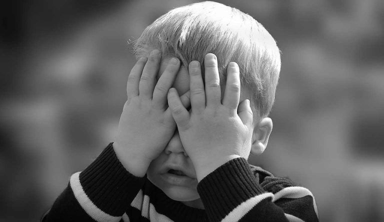 Un bambino ha ricevuto il primo dispositivo impiantato nel cervello in grado di curare l’epilessia
